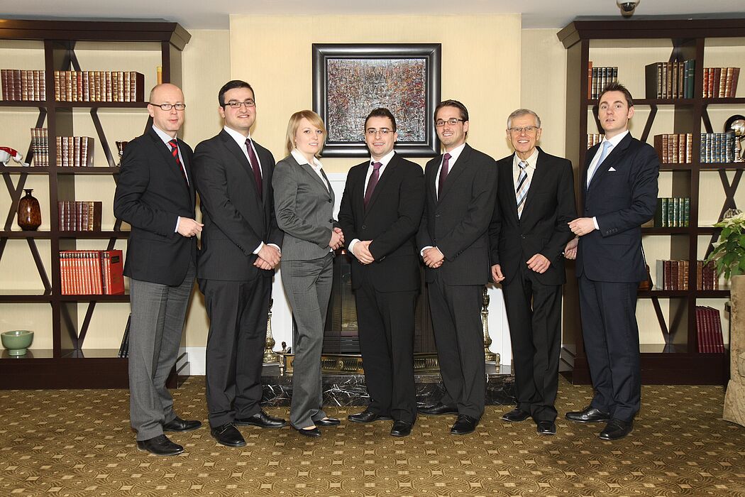 Foto (Universität Paderborn): Dr. Klaus Schüler, Aydin Celik, Jenny Bartuli, Eugen Dimant, Nico Kirwald, Prof. Dr. Wilfried Böhler, Dr. Volker Seiler (v. l.)