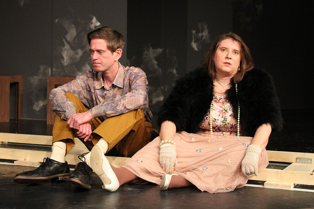 Foto (Ricarda Michels, Universität Paderborn): Tina Emmler spielt die „Alte Dame“ und Henrik Fockel ihren ehemaligen Liebhaber Alfred Ill.