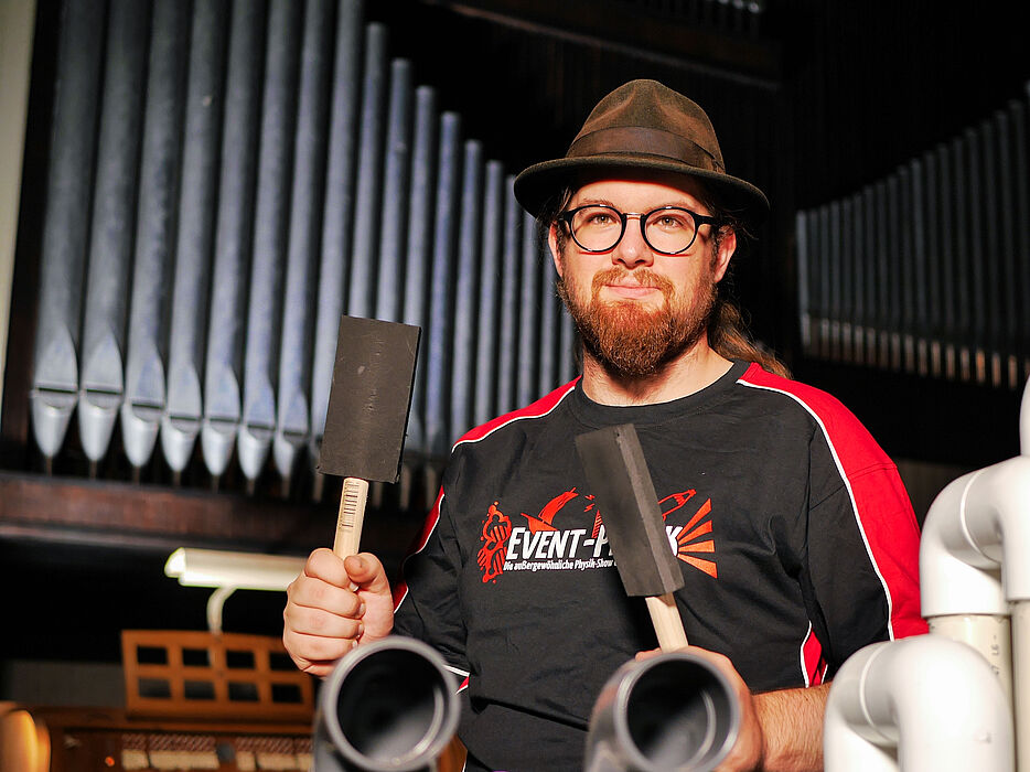 Foto (Universität Paderborn, Johannes Pauly): Event-Physiker Lucas Pauly mit den Sticks für seine verbesserte, komplett neu gebaute PVC-Orgel.