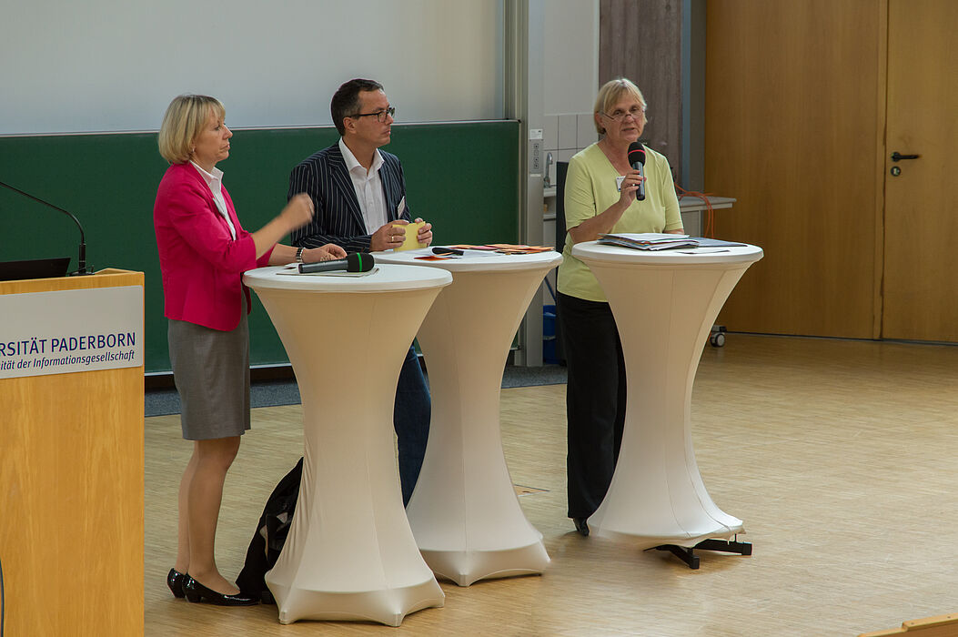 Foto (Jörg Diekneite): Gemeinsam vor großen Aufgaben: Ursula Radetzki (Bezirksregierung Detmold), Prof. Dr. Bardo Herzig (PLAZ) und Gertrud Effe-Stumpf (ZfsL Detmold) (v. l.) erläutern die Struktur des Praxissemesters.