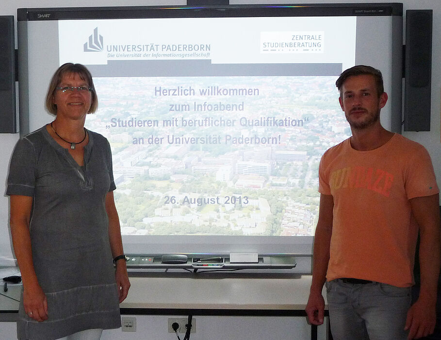 Foto (privat): Lehramtsstudent Eduard Kimmerle (32, rechts) ist beruflich qualifiziert und steht zusammen mit Studienberaterin Grit Graefe Studieninteressierten Rede und Antwort.