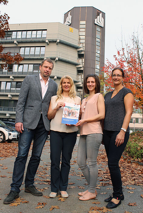 Foto (Heiko Appelbaum): v. l.: Martin Hohrath (Fachkraft für Arbeitssicherheit), Diana Riedel (Leitende Sicherheitsingenieurin), Franziska Hoppe (Fachkraft für Arbeitssicherheit) und Sandra Bischof (Koordinatorin Gesundheitsmanagement) freuen sich über die Auszeichnung durch die Unfallkasse NRW.