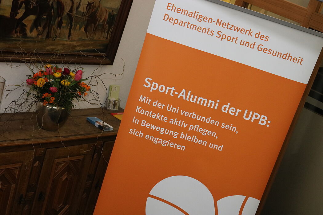Foto (Universität Paderborn, Alexandra Dickhoff): Ehemaligen-Treffen der Sportler in der Uni und im Haxterpark: Dort wurde mit Blick über den Golfplatz bis in die frühen Morgenstunden geklönt und getanzt.