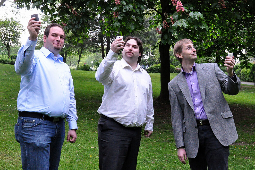 Foto (Universität Paderborn): Auf der Suche nach zwischengespeicherten Daten: (v.l.) Martin Dräxler M.Sc., Frederic Beister M.Sc. und Prof. Dr. Holger Karl.