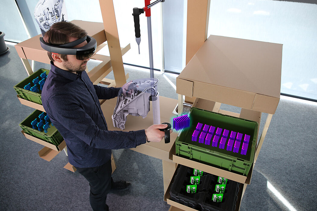 Foto (@Fraunhofer IEM): Mit einer Datenbrille projiziert das Fraunhofer IEM virtuelle Bauteile und Werkzeuge auf den Papp-Prototypen.