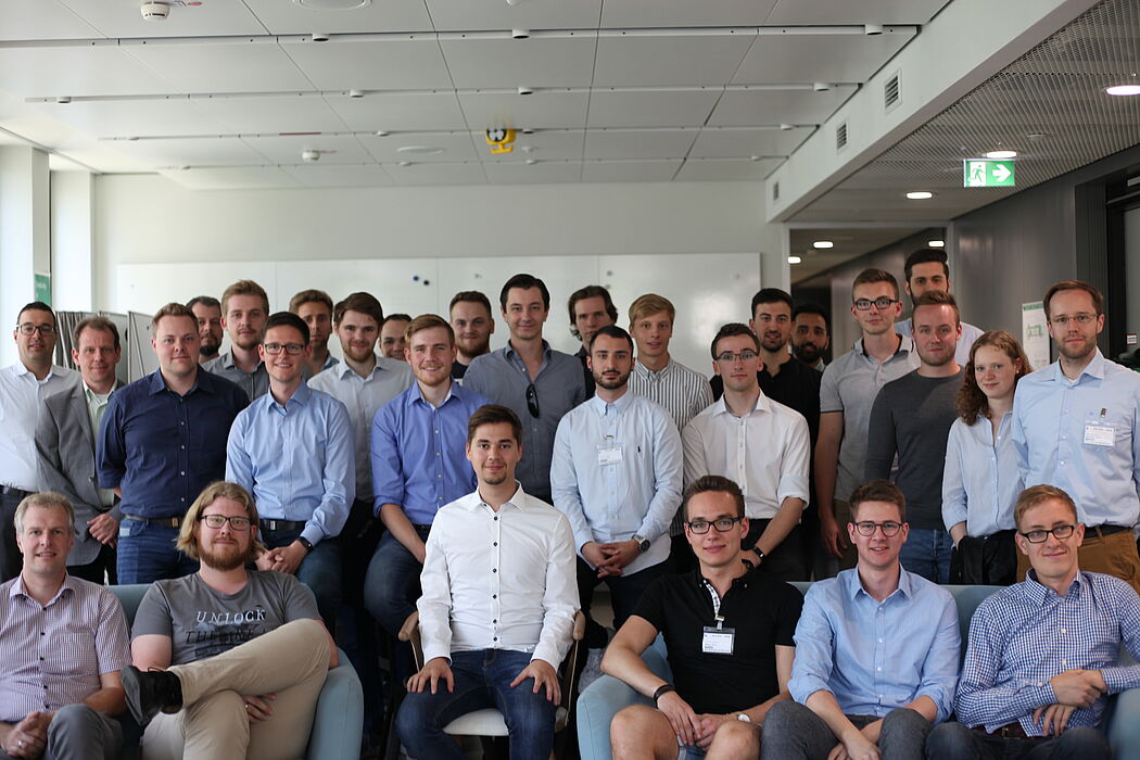 Foto (KfW Frankfurt): Studierende und Professoren des Departments Wirtschaftsinformatik beim Besuch in der Zentrale der KfW im Rahmen der Winfo-Exkursion 2019 nach Frankfurt.