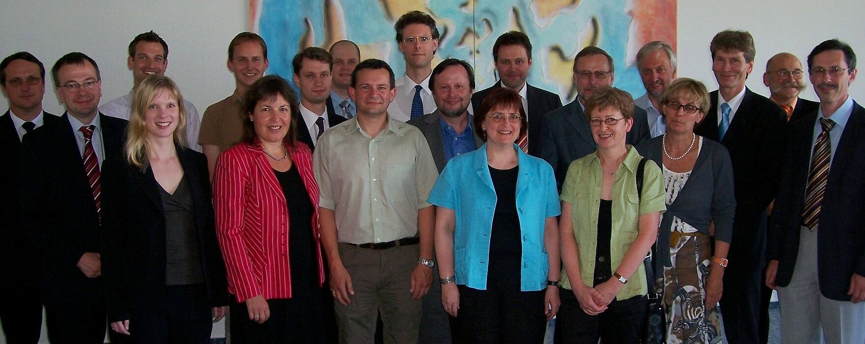 Foto (Mark Heinemann): Großer Empfang: Präsident Prof. Dr. Nikolaus Risch (3. v. r.), Kanzler Jürgen Plato (2. v. r.) sowie weitere Hochschulangehörige hießen neue Professorinnen und Professoren an der Universität Paderborn willkommen.