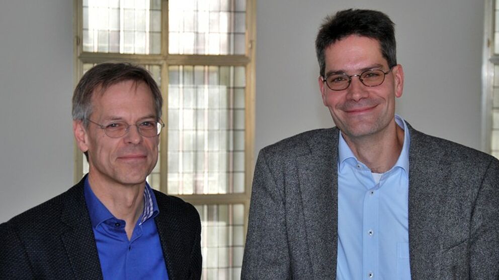 Foto (Theologische Fakultät Paderborn): Prof. Dr. Günter Wilhelms (li.) und Prof. Dr. René Fahr verantworten die Kooperation Wirtschaftsethik zwischen der Theologischen Fakultät Paderborn und der Universität Paderborn.