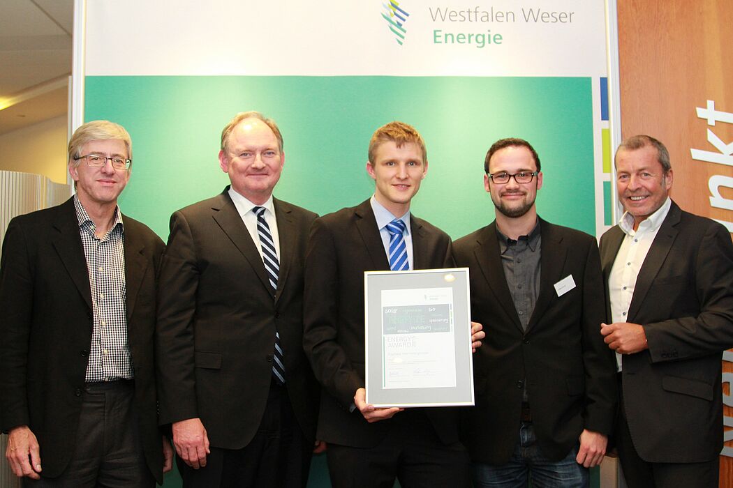 Foto: Freude beim und über den akademischen Nachwuchs: Westfalen Weser Energie vergibt Energy Award 2015 für Forschungen im Bereich Energieeffizienz/Erneuerbare Energie (v. l.): Prof. Dr.-Ing. Joachim Böcker, Dr. Stephan Nahrath, Geschäftsführer West