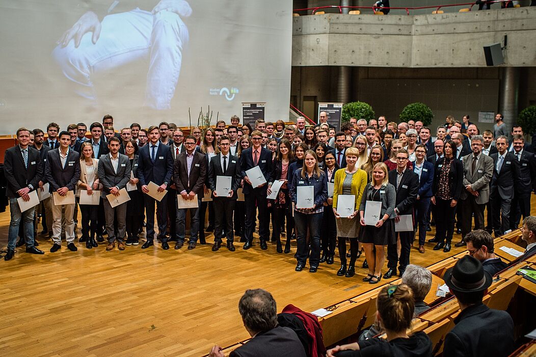 Foto (Stiftung Studienfonds OWL): Stipendiatinnen und Stipendiaten der Universität Paderborn mit ihren Förderern.