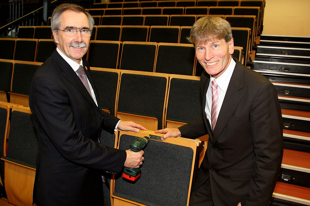 Foto (Universität Paderborn, Patrick Kleibold): Hans Laven, Vorstandsvorsitzender der Sparkasse Paderborn-Detmold, und Präsident Prof. Dr. Nikolaus Risch.