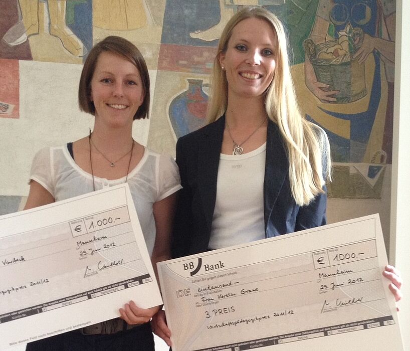 Foto (Universität Paderborn, H.-Hugo Kremer): Strahlende Preisträgerinnen (v. l.): Katharina Vorbeck und Kerstin Grawe bei der Preisverleihung (3. Platz) des Wirtschaftspädagogik-Preises der Stiftung Wirtschaft und Erziehung an der Universität Mannhei
