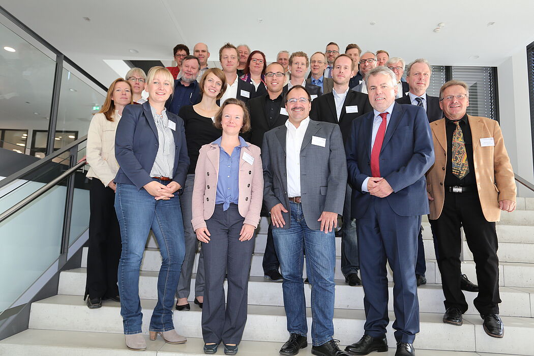 Abbildung: Paderborner Wirtschaftspädagogen freuen sich inmitten der Projektpartner von vier Berufskollegs und der Bezirksregierung Detmold über die gelungene Auftaktveranstaltung von „QBi“. Links vorne: Dr. Petra Frehe, Professorin Nicole Kimmelman
