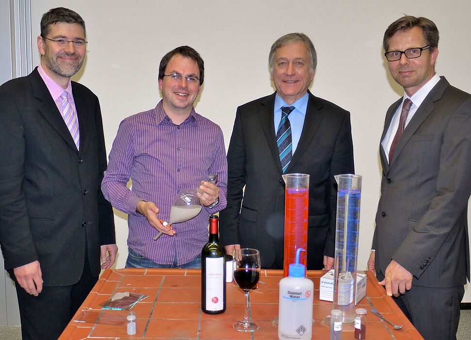 Foto (Universität Paderborn, Heike Probst): Ein starkes Team – Verfahrenstechnik und Chemie (v. l. n. r.): Prof. Dr.-Ing. Hans-Joachim Schmid (Lehrstuhl für Partikelverfahrenstechnik), M. Sc. Christian Kunze, Dr. Michael Laska (Sprecher der Planungsgr
