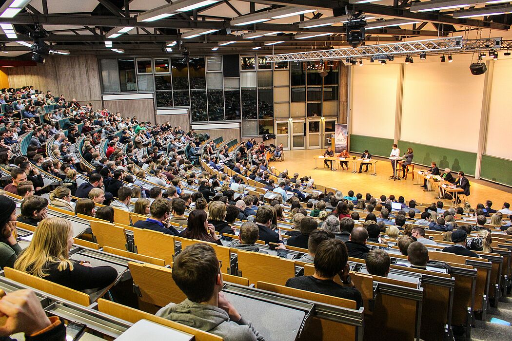 Foto (Universität Paderborn, Johannes Pauly): Der Allgemeine Studierendenausschuss und die Debating Society Paderborn laden zur politischen Debatte ins Audimax der Universität – die Resonanz bei den Studierenden ist groß.