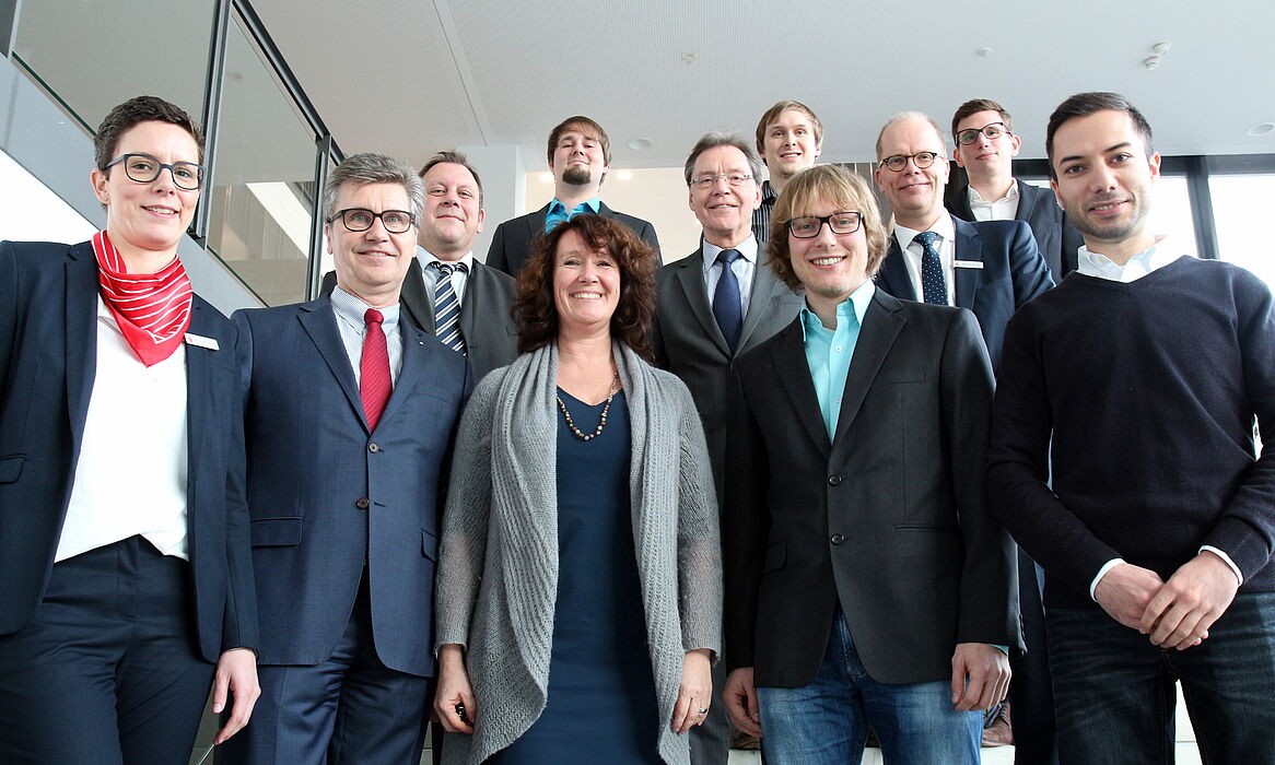 Foto (Universität Paderborn, Nina Reckendorf): Vordere Reihe von links: Anna Lena Wenzel (Sparkasse Paderborn-Detmold), Hubert Böddeker (Vorstand Sparkasse), Prof. Dr. Caren Sureth-Sloane (Dekanin Fakultät Wirtschaftswissenschaften), Benjamin Hippert (