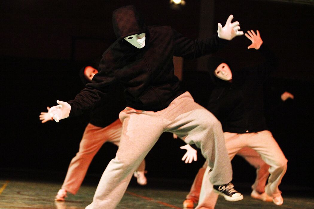 Foto (Universität Paderborn, Adelheid Rutenburges): "Hip-Hop mit Masken"