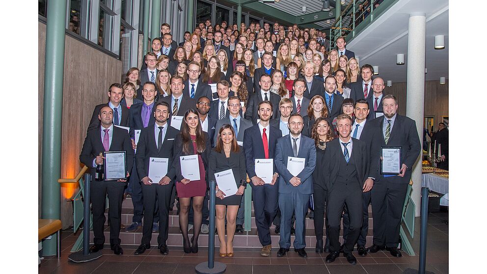 Foto (Universität Paderborn): Gruppe 1 der Absolventinnen und Absolventen am Tag der Wirtschaftswissenschaften 2014