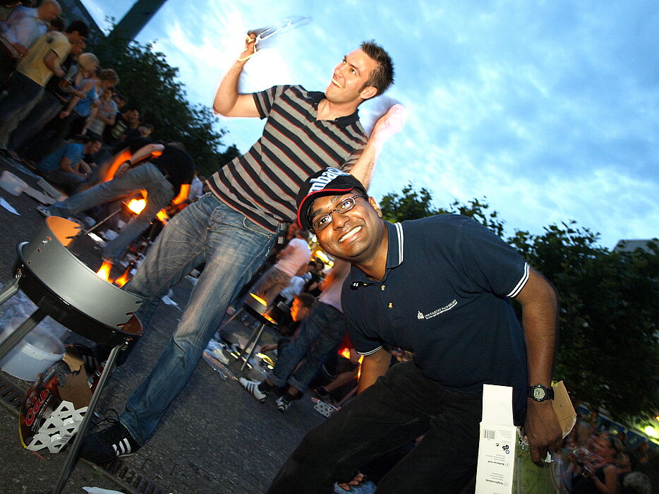 Foto: Beim Speedgrillen mussten alle Schritte eines "normalen Grillnachmittags unter Freunden" in kürzester Zeit durchgeführt werden. Inklusive Grillaufbau und Bratwurstgrillen. Eine Jury entschied über die Qualität des Grillergebnisses.