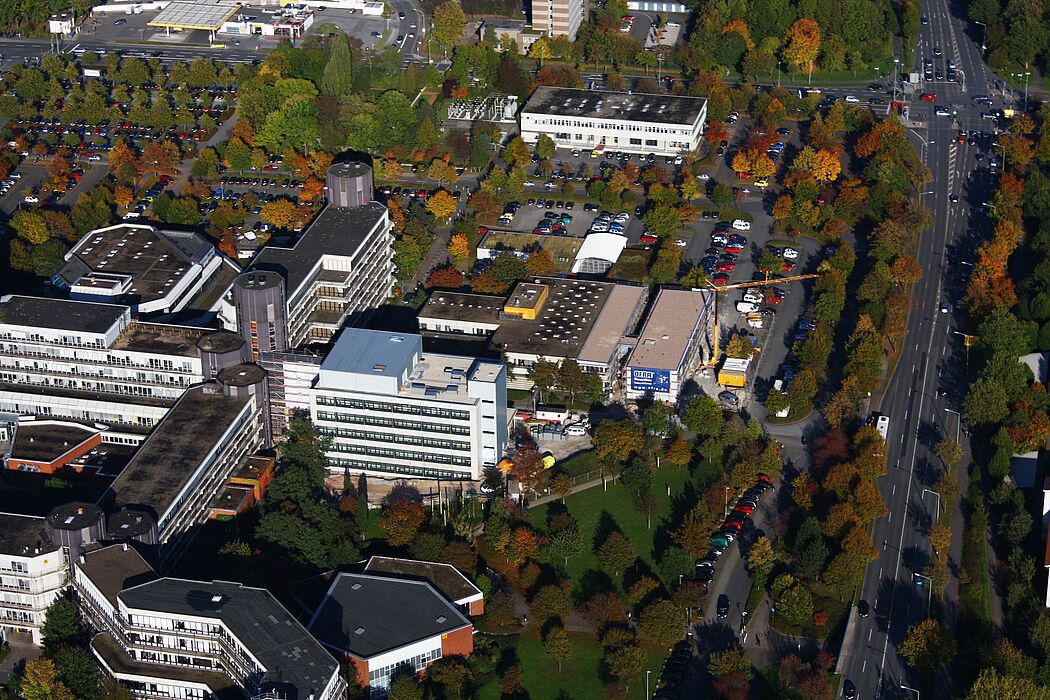 Luftbild (Universität Paderborn, Tibor Werner Szolnoki): Jetzt fertig: Die Aufstockung und der Anbau der Halle Naturwissenschaften auf dem Campus der Universität Paderborn (der Kran wurde mittlerweile abgebaut).