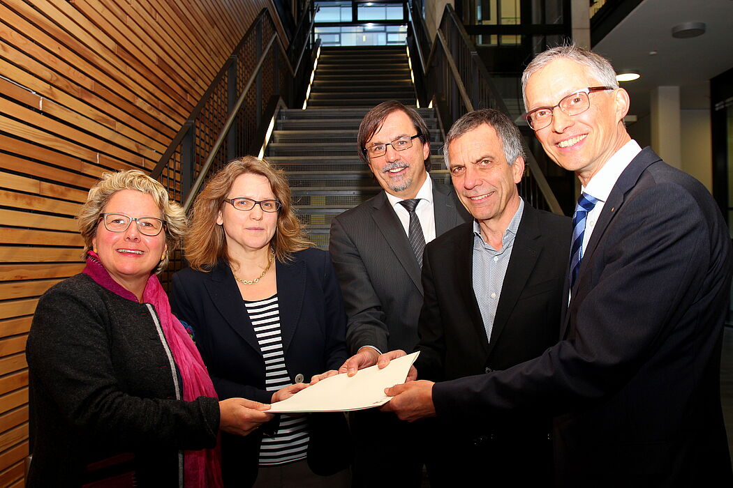Foto (Universität Paderborn, Vanessa Dreibrodt): (v. l. n. r.) NRW-Wissenschaftsministerin Svenja Schulze übergibt den Bewilligungsbescheid für den neuen Forschungsschwerpunkt „Digitale Zukunft“ an Prof. Dr. Christine Silberhorn, Vizepräsidentin d