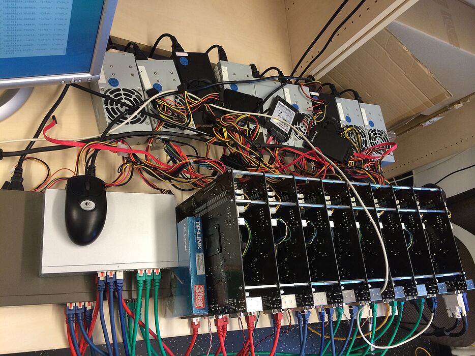 Foto (Matthias Keller): Testbett, das die Bereitstellung von komplexen Anwendungen in Standort-übergreifenden Cloud-Umgebungen automatisiert.