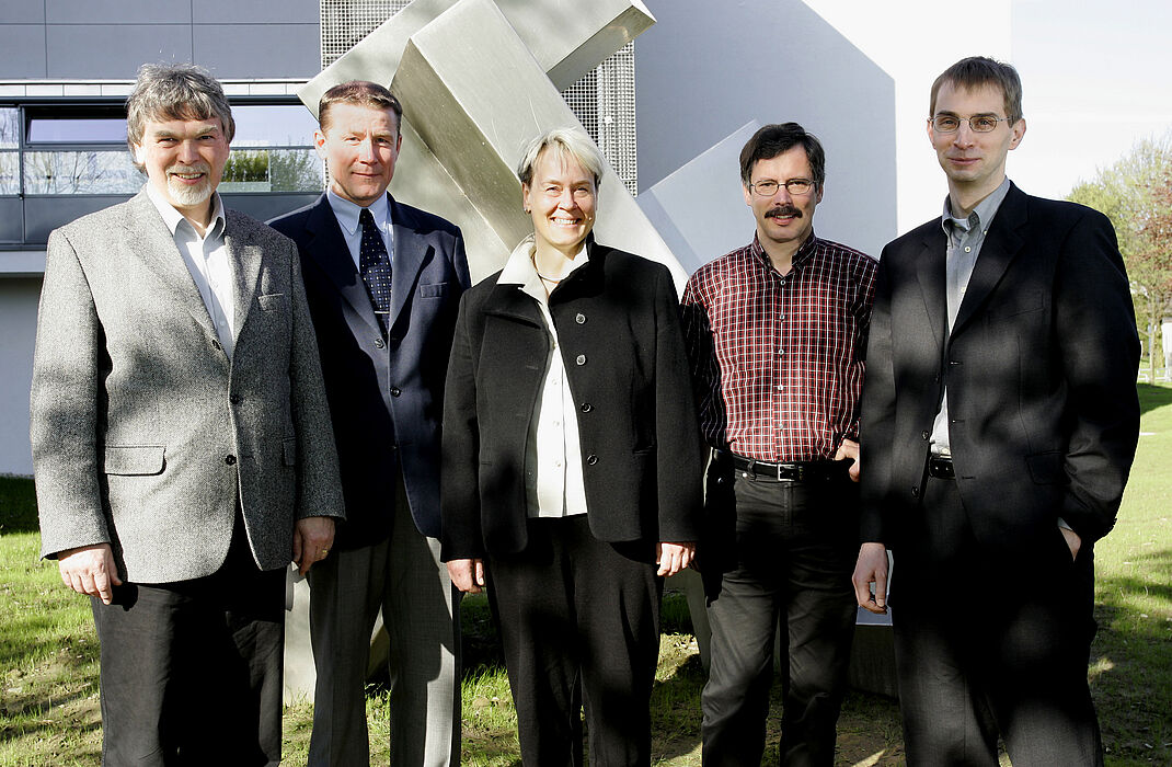 Foto: Gründeten das neue Institut ASEC: Prof. Wilfried Hauenschild, Prof. Andreas Thiede, Prof. Bärbel Mertsching, Prof. Ulrich Hilleringmann und Prof. Holger Karl (v. l.).
