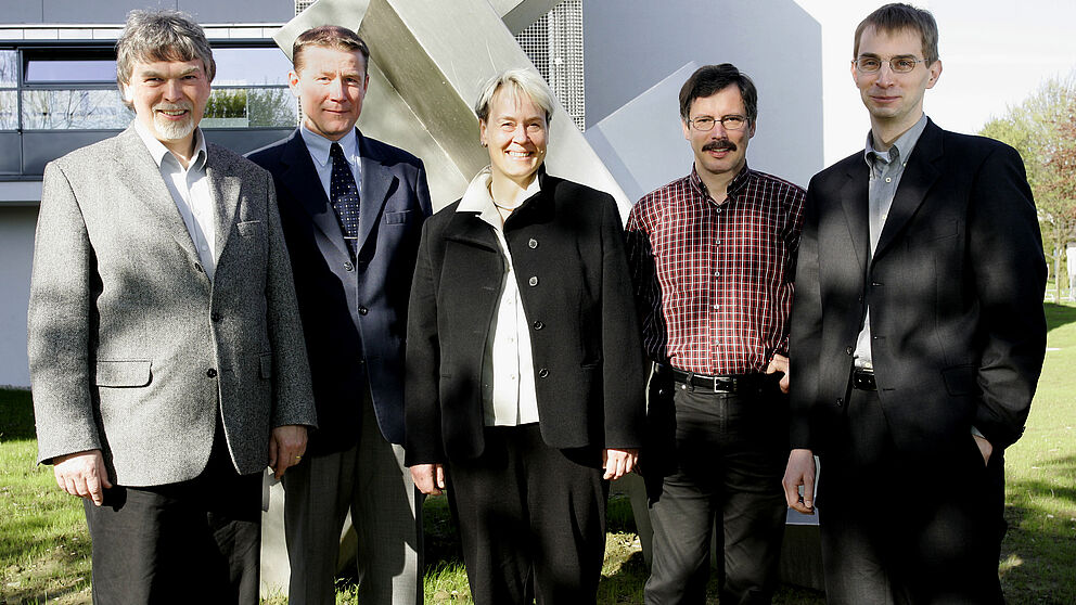 Foto: Gründeten das neue Institut ASEC: Prof. Wilfried Hauenschild, Prof. Andreas Thiede, Prof. Bärbel Mertsching, Prof. Ulrich Hilleringmann und Prof. Holger Karl (v. l.).
