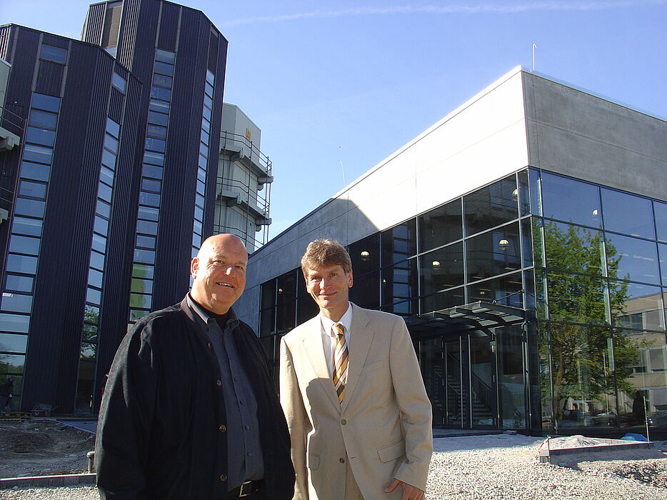 Foto (v. li.): Heinrich Micus, Leiter des Bau- und Liegenschaftsbetriebes NRW (BLB NRW) Detmold, übergab das neue, multifunktionale Hörsaalgebäude an den Rektor der Universität, Prof. Dr. Nikolaus Risch.
