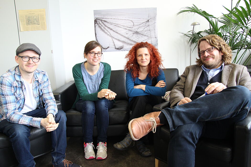 Foto (Kristina Hollensteiner): Forschergruppe „Moden, Trends, Hypes“ (v. li.): Timo Kaerlein, Monique Miggelbrink, Mirna Zeman, Christian Köhler