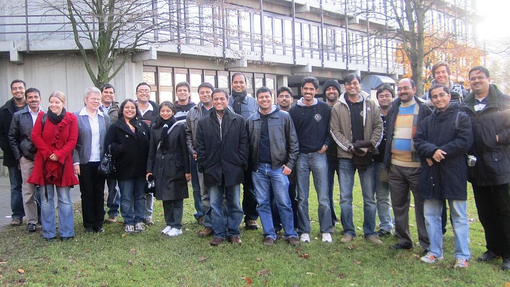 Foto (Universität Paderborn, Christian Wolf): Prof. Dr. Leena Suhl (4. v. l.) freut sich mit Mitarbeitern ihres Lehrstuhls „DS&OR Lab“, den indischen MBA-Studierenden den Paderborner Campus zu zeigen.
