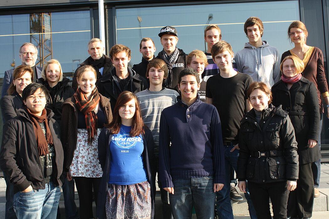 Foto (Universität Paderborn, Patrick Kleibold): Prof. Dr. Volker Peckhaus (hinten links), Philosophieprofessor und Dekan der Fakultät für Kulturwissenschaften, und Prof. Dr. Ruth Hagengruber (links) freuen sich über den Besuch von Schülern des Lippst