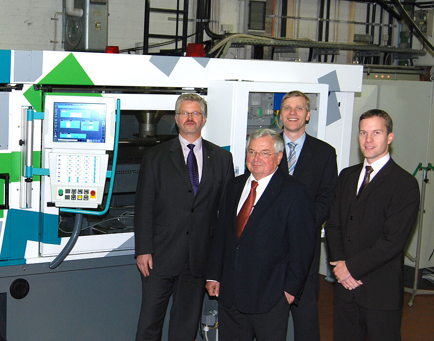 Foto: Ferdinand Hasse von der Firma Phoenix Contact und Prof. Dr. Helmut Potente, Prof. Dr. Volker Schöppner und  Sebastian Kleineheismann vom Institut für Kunststofftechnik der Universität Paderborn.