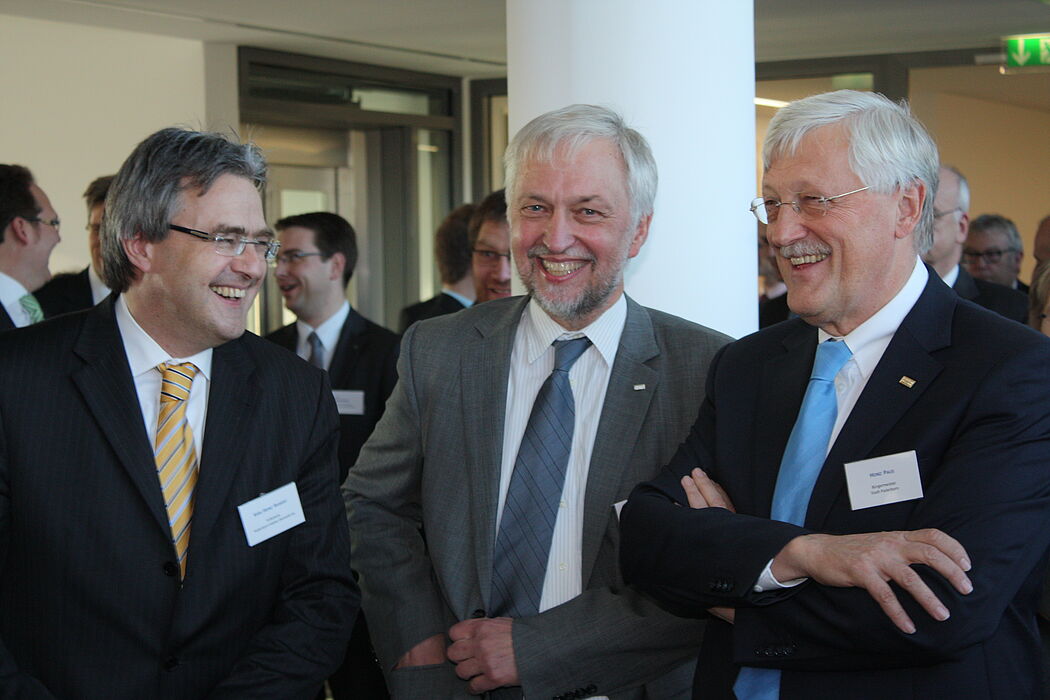 Foto (Uni Paderborn, Patrick Kleibold): Karl-Heinz Rawert Mitglied des Vorstandes der Volksbank Paderborn-Höxter-Detmold, Vizepräsident Prof. Dr. Wilhelm Schäfer und Bürgermeister Heinz Paus bei der offiziellen Eröffnung des neuen Forschungszentrums 
