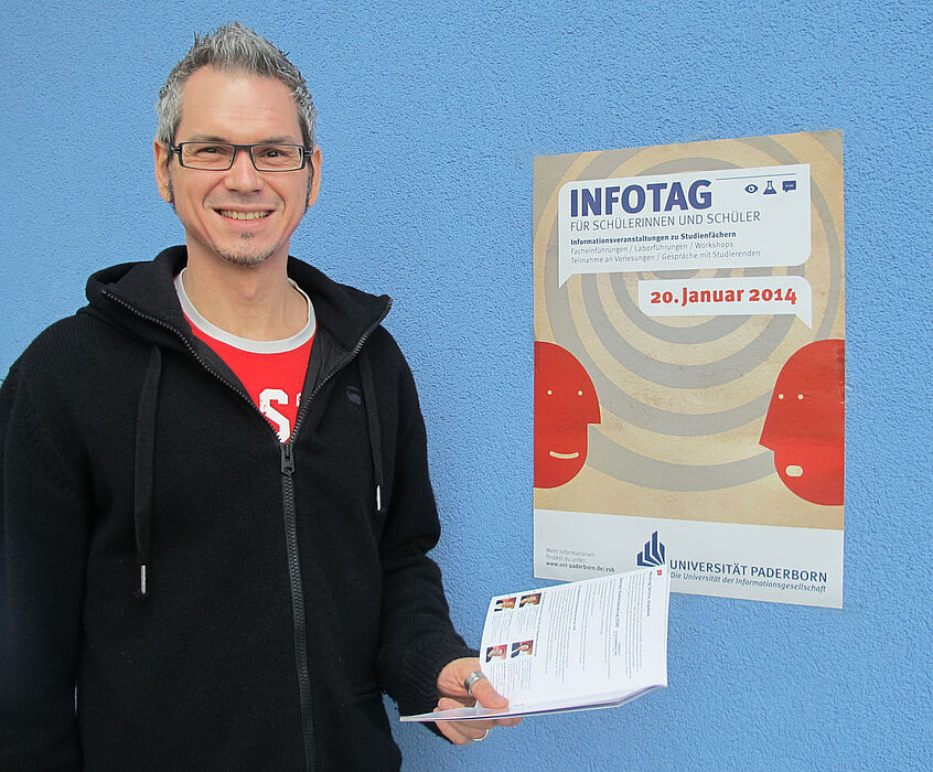 Foto (Universität Paderborn, Cinderella Schröder): Jörn Sickelmann, stellv. Leiter der Zentralen Studienberatung, mit dem aktuellen Programmheft.