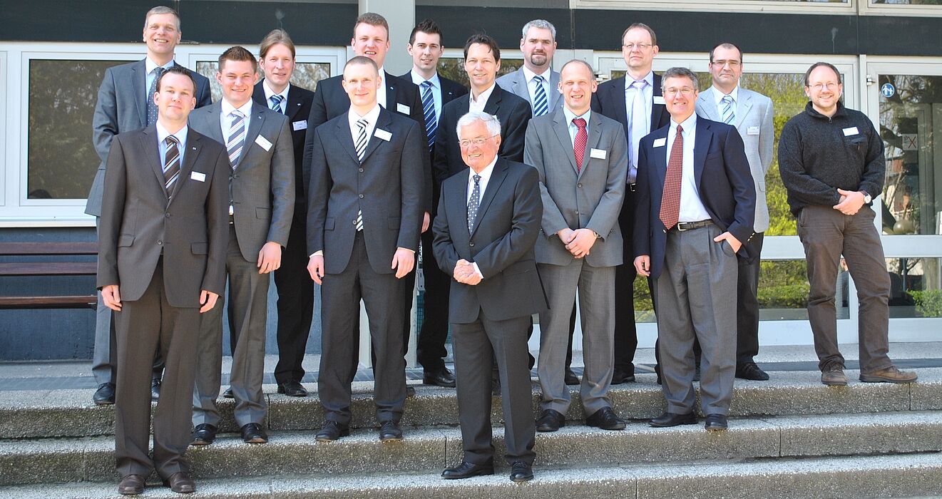 Foto (Universität Paderborn): Fach-Vorträge und der Informations-Austausch unter den Anwendern standen beim diesjährigen Treffen im Vordergrund: Prof. Dr.-Ing. em. Helmuth Potente (vorn Mitte), Prof. Dr.-Ing. Volker Schöppner und Oberingnieur Dr.-Ing.