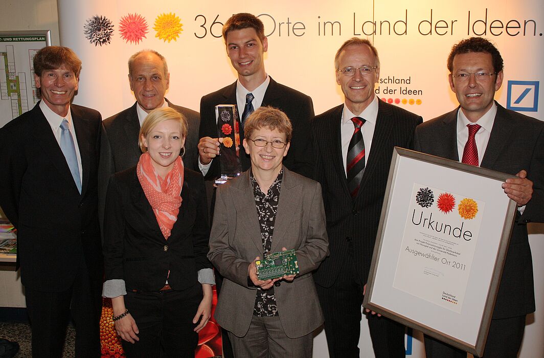 Foto (Uni Paderborn/ Patrick Kleibold): Über die Auszeichnung „Ausgewählter Ort 2011“ freuen sich: (v.l.) Universitätspräsident Prof. Dr. Nikolaus Risch, Dekan Prof. Dr. Franz Josef Rammig, Christina Nuhr von Deutschland – Land der Ideen, Dipl. 