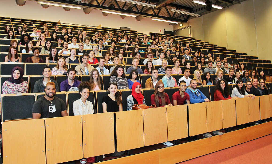 Foto (Universität Paderborn, Vanessa Dreibrodt): 138 Austauschstudierenden begrüßten Nicola Weinert (1. Reihe, 1. v. r.) und Kerstin Ollech (1. Reihe, 2. v. r.) vom International Office an der Uni Paderborn.