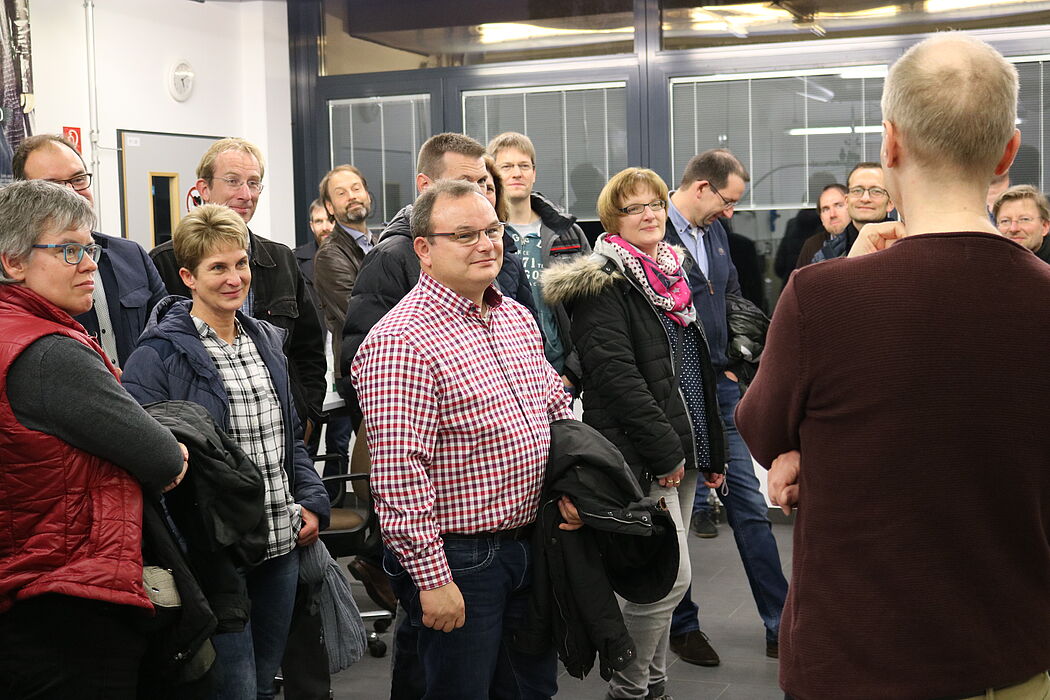 Foto (Universität Paderborn, Alexandra Dickhoff): Einblicke in das Chemie-Gebäude K: Zu ihrer Studienzeit waren die Labore des Fachbereiches 13 noch im J-Gebäude untergebracht. Jetzt arbeiten die Paderborner Chemiker im K-Gebäude. Privatdozent Dr. Hans Egold aus der Anorganischen Chemie informiert die Gruppe.