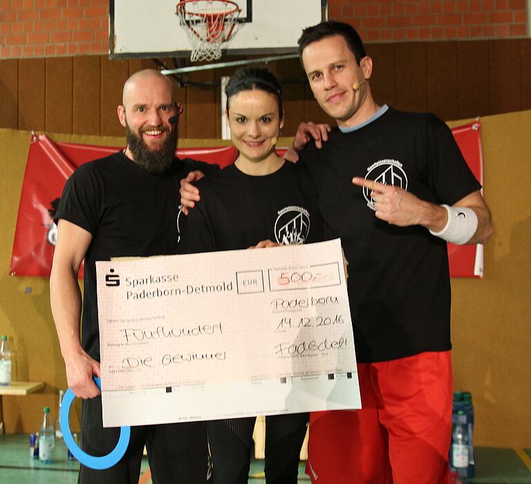 Foto (Universität Paderborn, Björn Heerdegen): Die strahlenden Gewinner von „Schlagt die Dozenten“ (v. l.): Björn Schmitz, Carolin Köster und Dr. Daniel Krause.