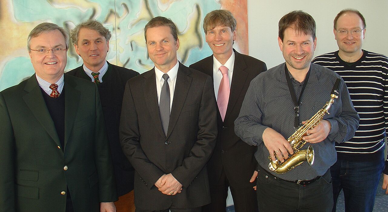 Foto (Universität Paderborn, Tibor Werner Szolnoki): Setzen sich für das Kinderhospiz Bethel ein (v. li.): Die Rotarier Dr. Manfred Kesselmeier, Dr. Günter Becker, Roger Krell, Uni-Präsident Prof. Dr. Nikolaus Risch sowie Musiker Ulrich Lettermann und