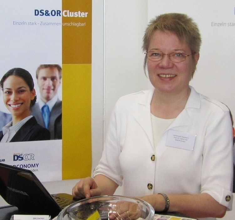 Foto (Universität Paderborn, Ulrike Kropf): Prof. Dr. Leena Suhl vom Decision Support & Operations Research Lab der Universität Paderborn freut sich auf den Know-how-Transfer.