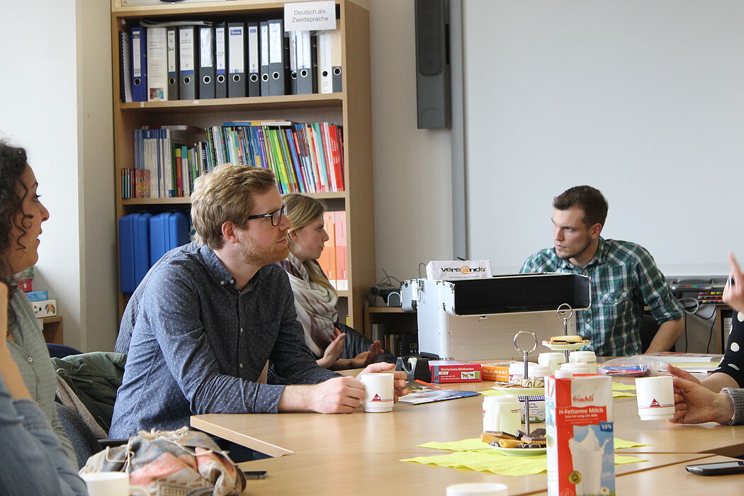 Foto (Universität Paderborn, Kristina Kehler): Kleine Feier bei der Spendenübergabe im Deutsch-Treff.