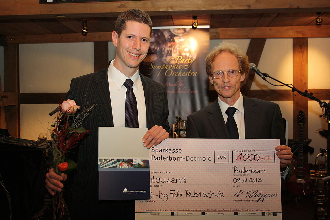 Foto (Linda van Rennings): Verleihung des dSPACE-Preises für die beste Promotion an Herrn Dr.-Ing. Felix Rubitschek durch Prof. Dr.-Ing. Rolf Mahnken, Vorsitzender des Promotionsausschusses.