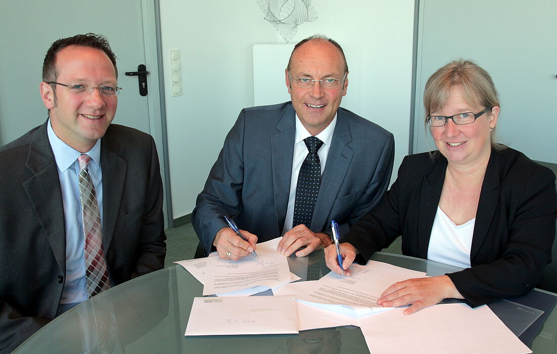 Foto (Universität Paderborn, Vanessa Dreibrodt): (v. l. n. r.) Prof. Dr. Dr. Claus Reinsberger, Leiter Sportmedizinisches Institut, Klaus Birkhahn, Regionalgeschäftsführer Barmer GEK und Simone Probst, Vizepräsidentin der Universität Paderborn, freue