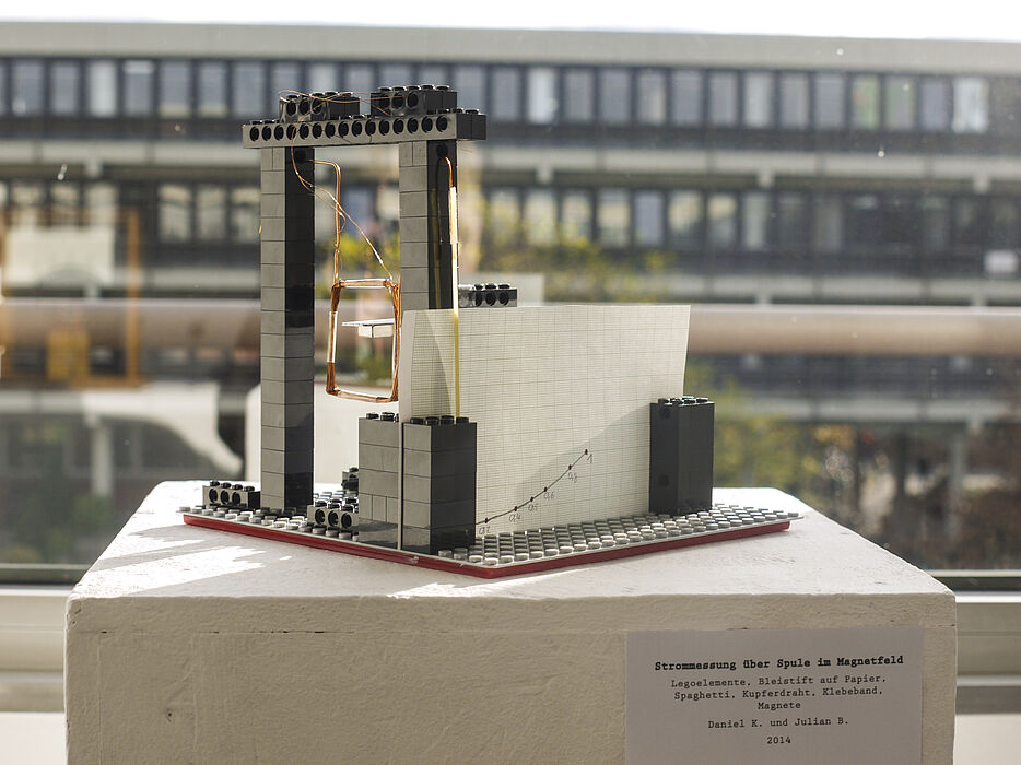 Foto (Heike Probst): Ein von Studierenden aus Legosteinen gebautes, funktionstüchtiges Amperemeter.