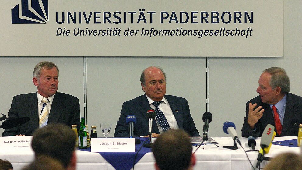 Foto (Stefan Freundlieb): (v. l.) Moderiert von Prof. Dr. Wolf-Dietrich Brettschneider stellen sich FIFA-Präsident Joseph S. Blatter und Innenminister Dr. Wolfgang Schäuble den kritischen Fragen der angereisten Journalisten.