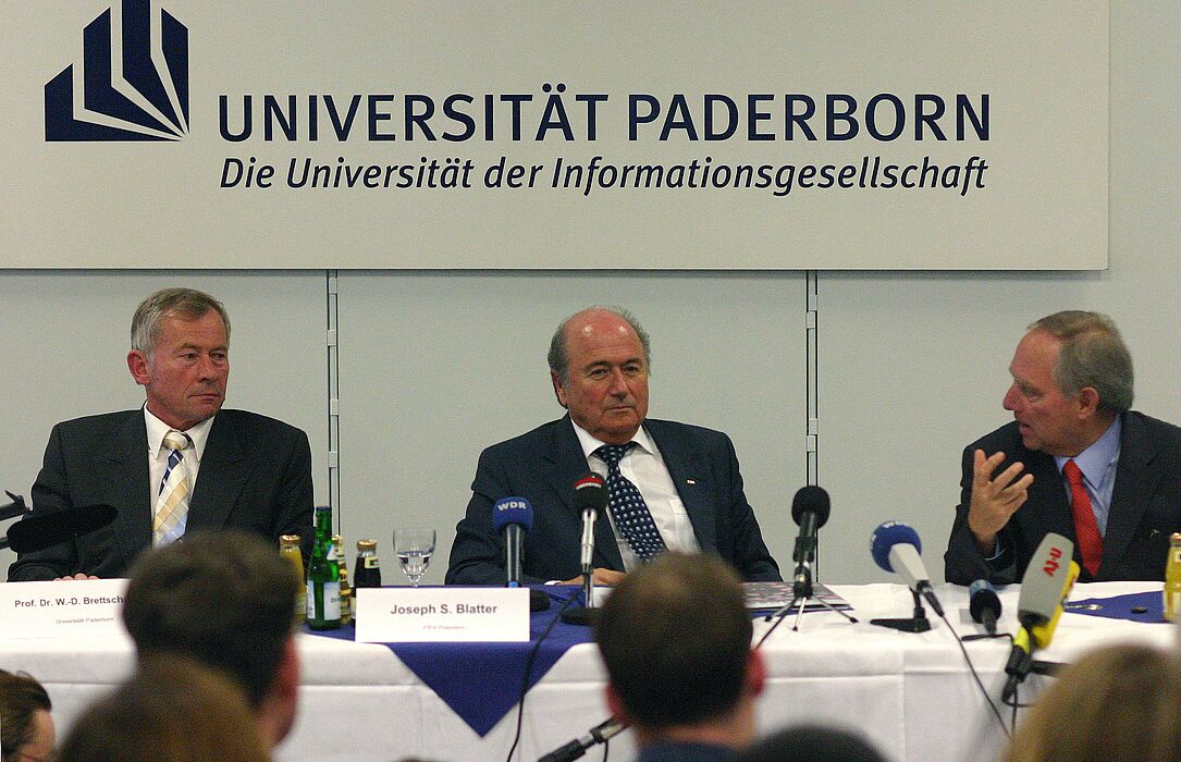 Foto (Stefan Freundlieb): (v. l.) Moderiert von Prof. Dr. Wolf-Dietrich Brettschneider stellen sich FIFA-Präsident Joseph S. Blatter und Innenminister Dr. Wolfgang Schäuble den kritischen Fragen der angereisten Journalisten.
