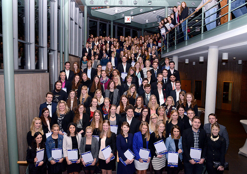 Foto (Universität Paderborn, Andreas Schwarze): Die Absolventinnen und Absolventen der Ersten Staatsprüfung und des Bachelor of Education