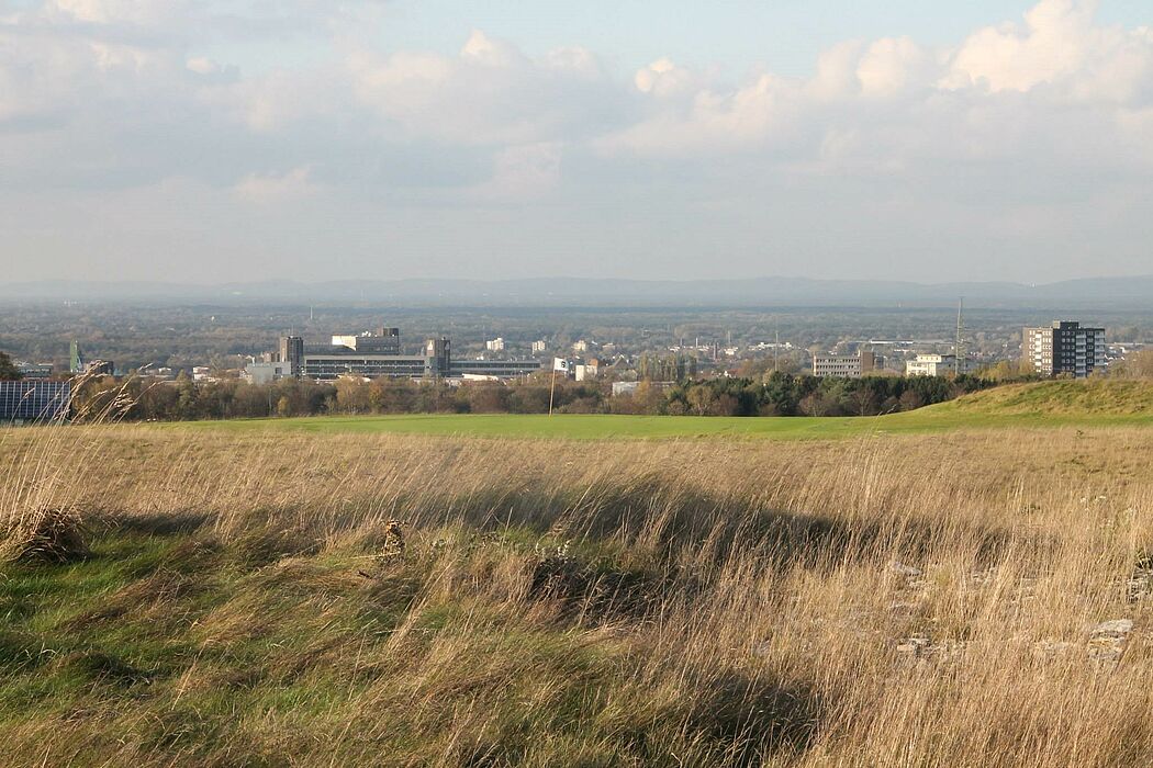 Foto (Haxterpark und Sportmedizinisches Institut, Universität Paderborn): Das Naherholungsgebiet Haxterhöhe / Haxtergrund eröffnet einen einzigartigen Blick auf die Universitätsstadt und über die Senne bis hin zum Eggegebirge und zum Teutoburger Wald